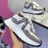 Tenis con plataforma chunky en color blanco con gris y plateado