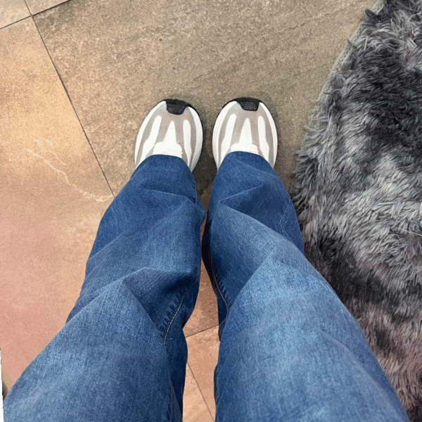 Tenis con plataforma chunky en color blanco con gris y plateado